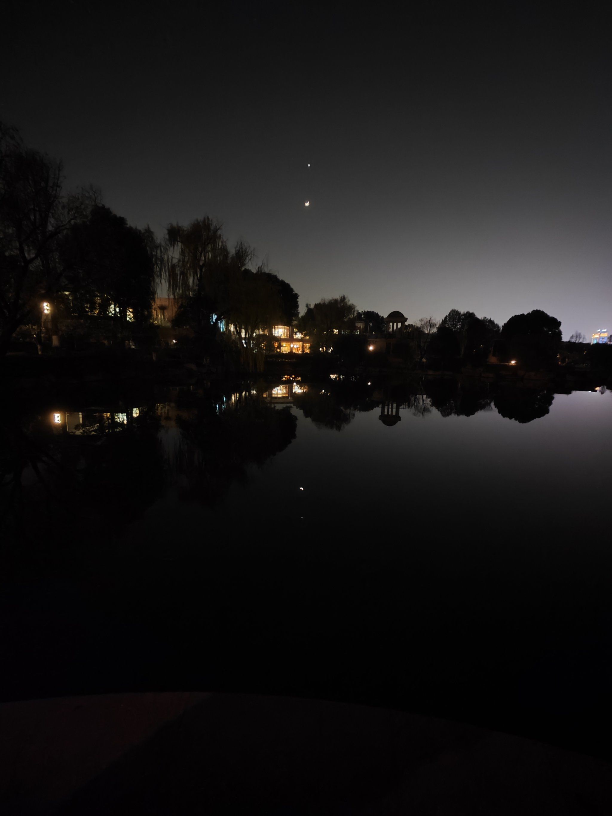 凌晨小巷生存实录：谁在夜色中省下30%生活成本？