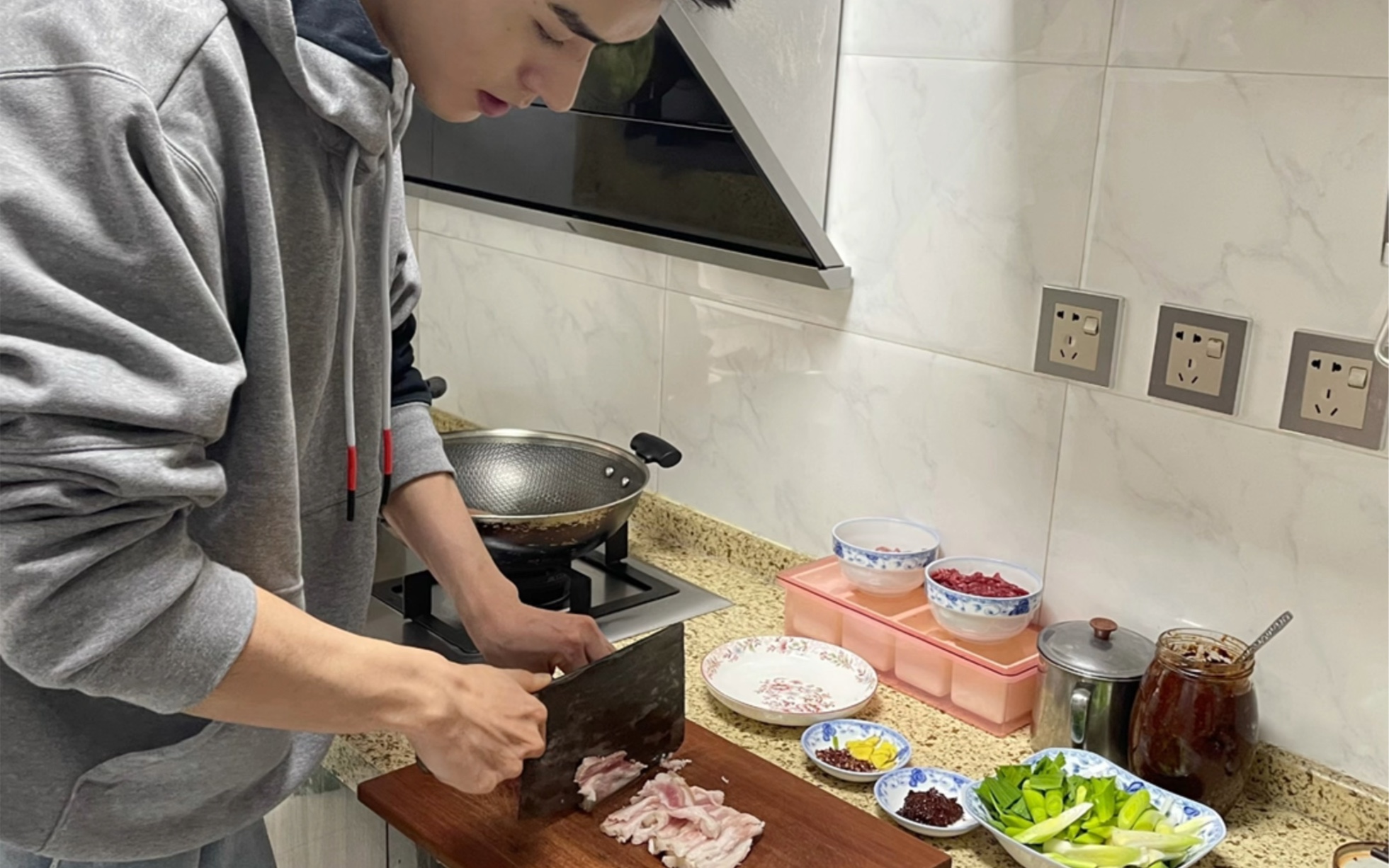 龚俊小龙虾厨艺大赏 张伟过敏名场面盘点