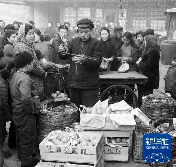 当代舌尖经济现象 年轻人消费选择大揭秘