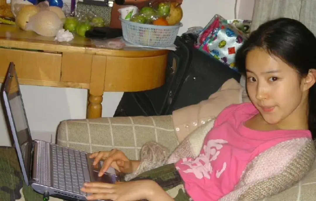 露营真享受还是伪精致 刘亦菲素颜美到无法形容