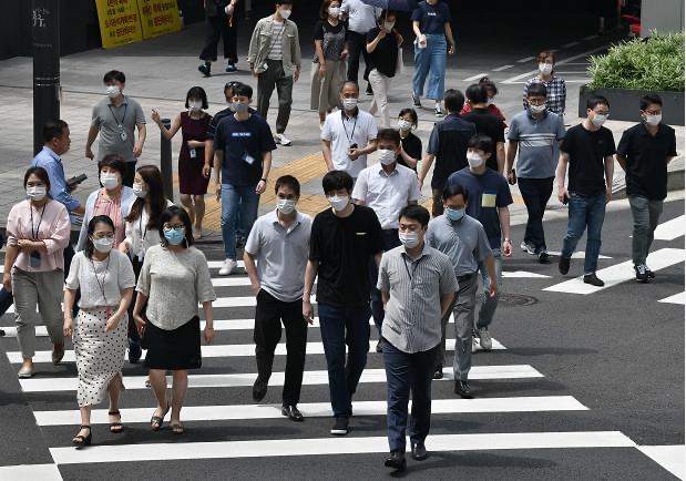 随着北京、新疆、大连疫情接连爆发,中国第二波疫情是...