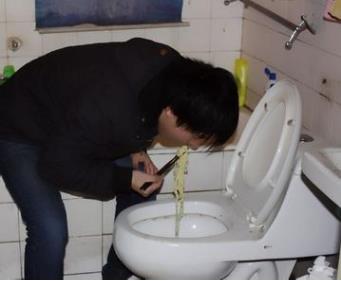 食物中吃出虫子怎么办 虫子分泌物安全吗