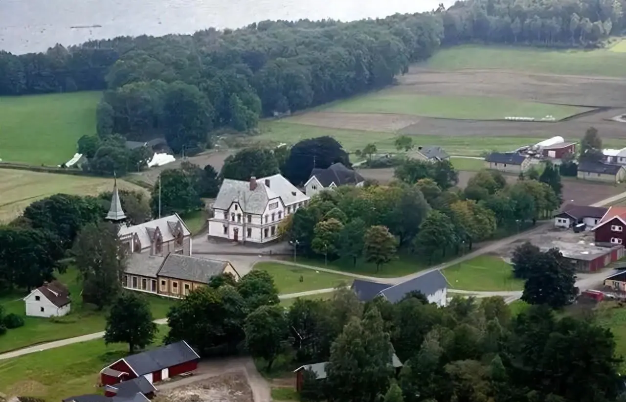 住在土豪监狱，挪威杀人狂还是不满意？...