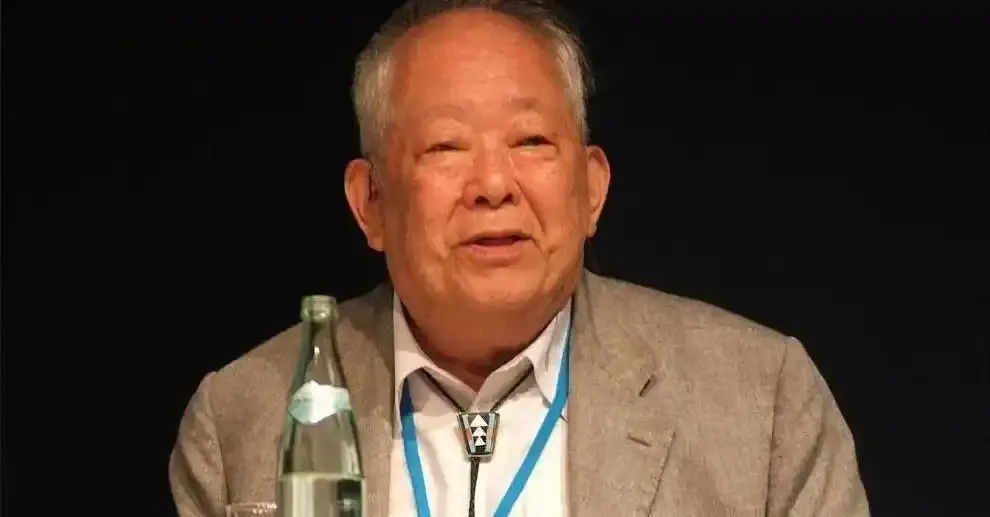 小柴昌俊:是校园恶霸也是超级差生,右手残废的他却拿...