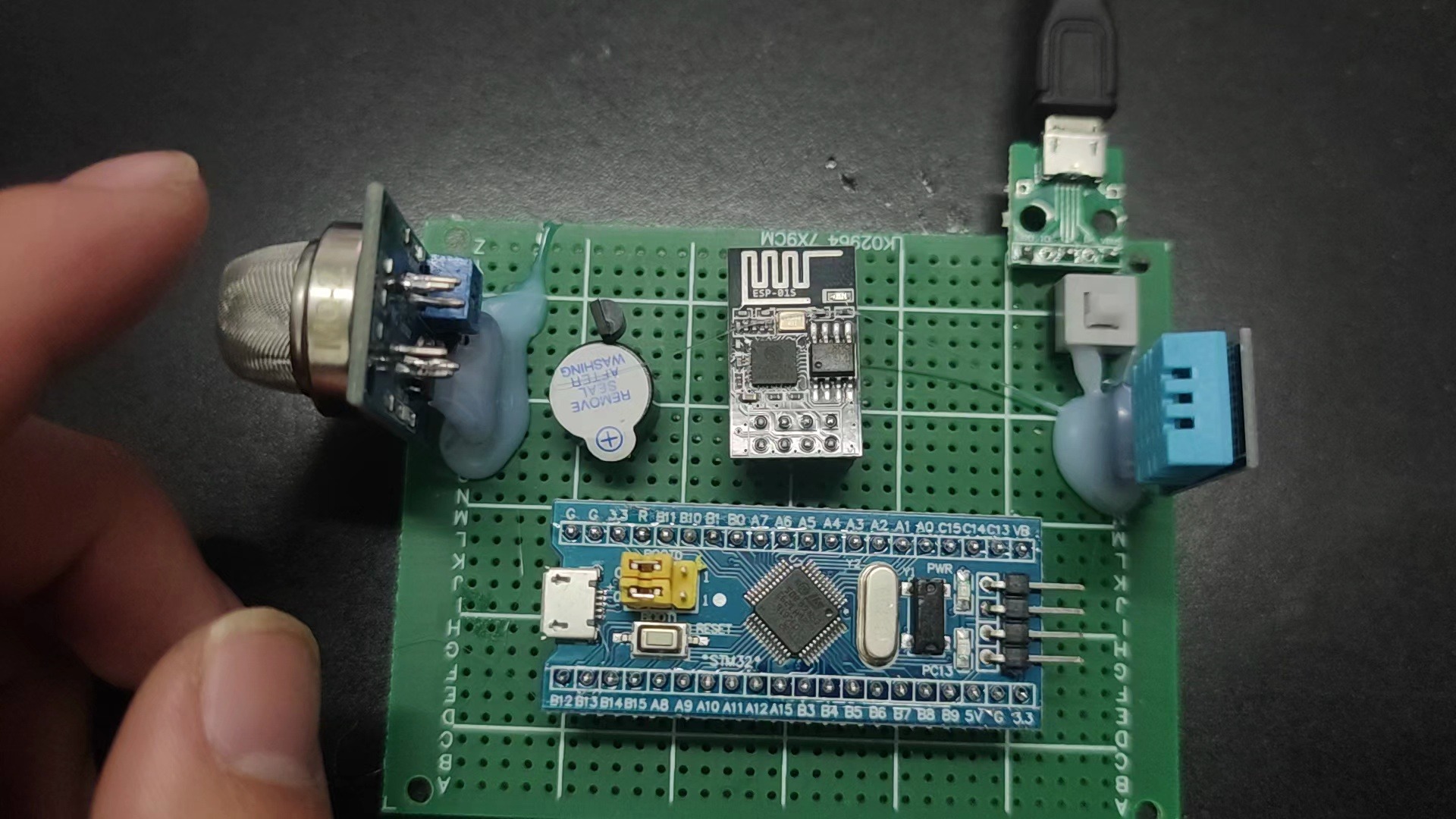 一群用植物发电的科学家...