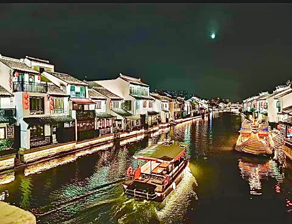 深夜重庆巷弄爱情：150元能买到的温暖真相 全解析