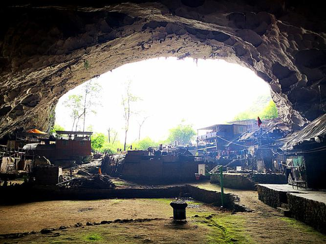 中国最后的穴居部落在哪里 中洞苗寨为何不愿搬离