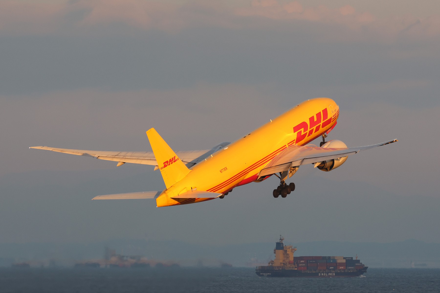 美国“雷击”垂直起降试验飞机...