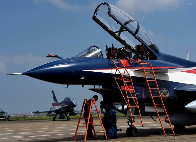 战斗民族的战机在公路降落...