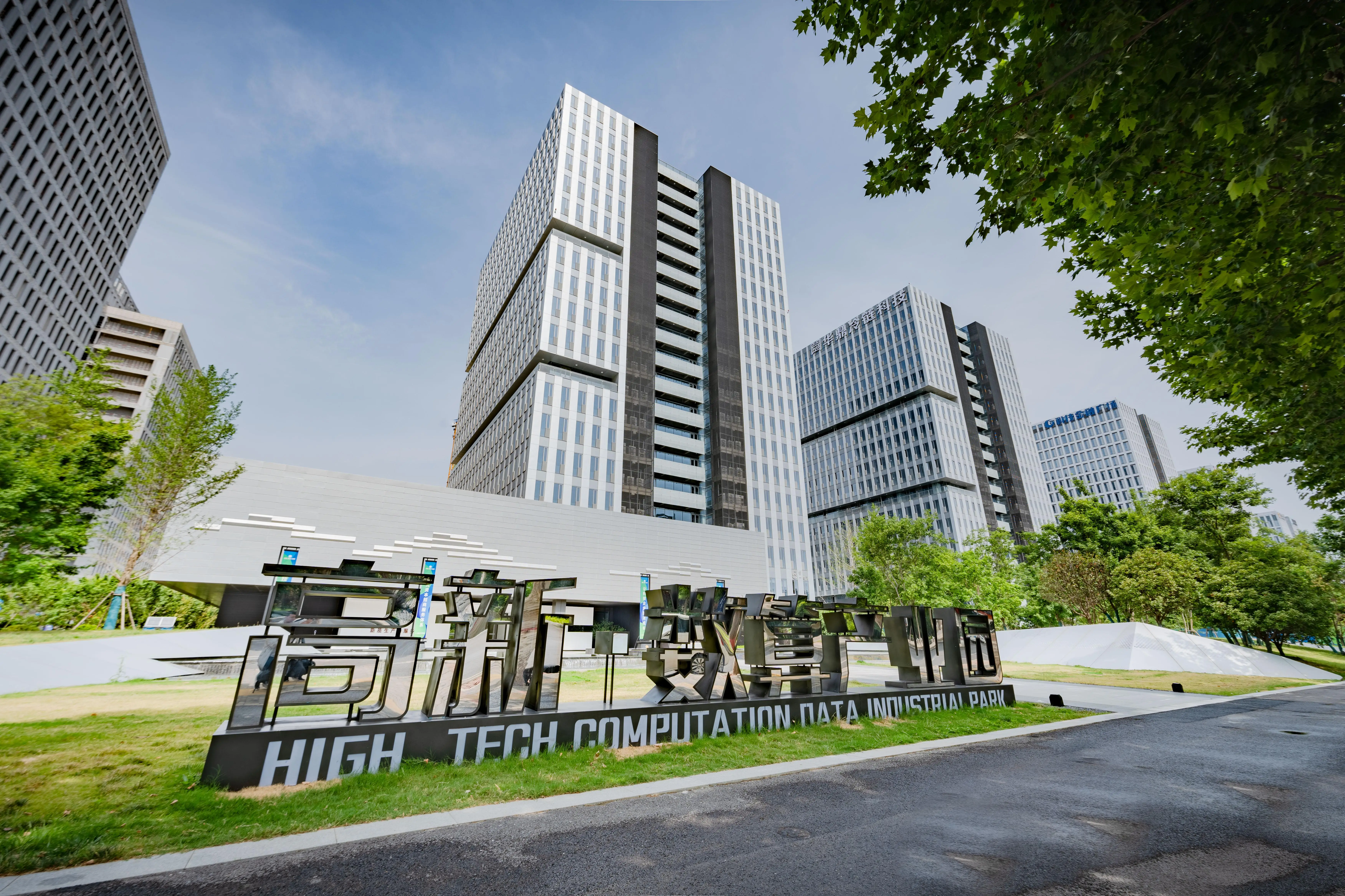 数字化浪潮下的职业女性社群：连接、赋能与成长指南