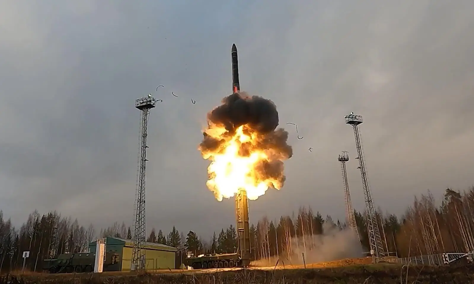 俄罗斯最新RS-26“边界”洲际弹道导弹比”白杨“...