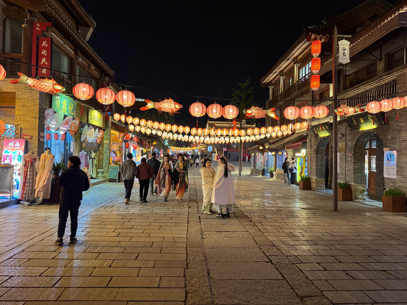 根据权威消息透露：外围都是怎么寻找客户？从街头巷尾到网络角落的真实生存法则