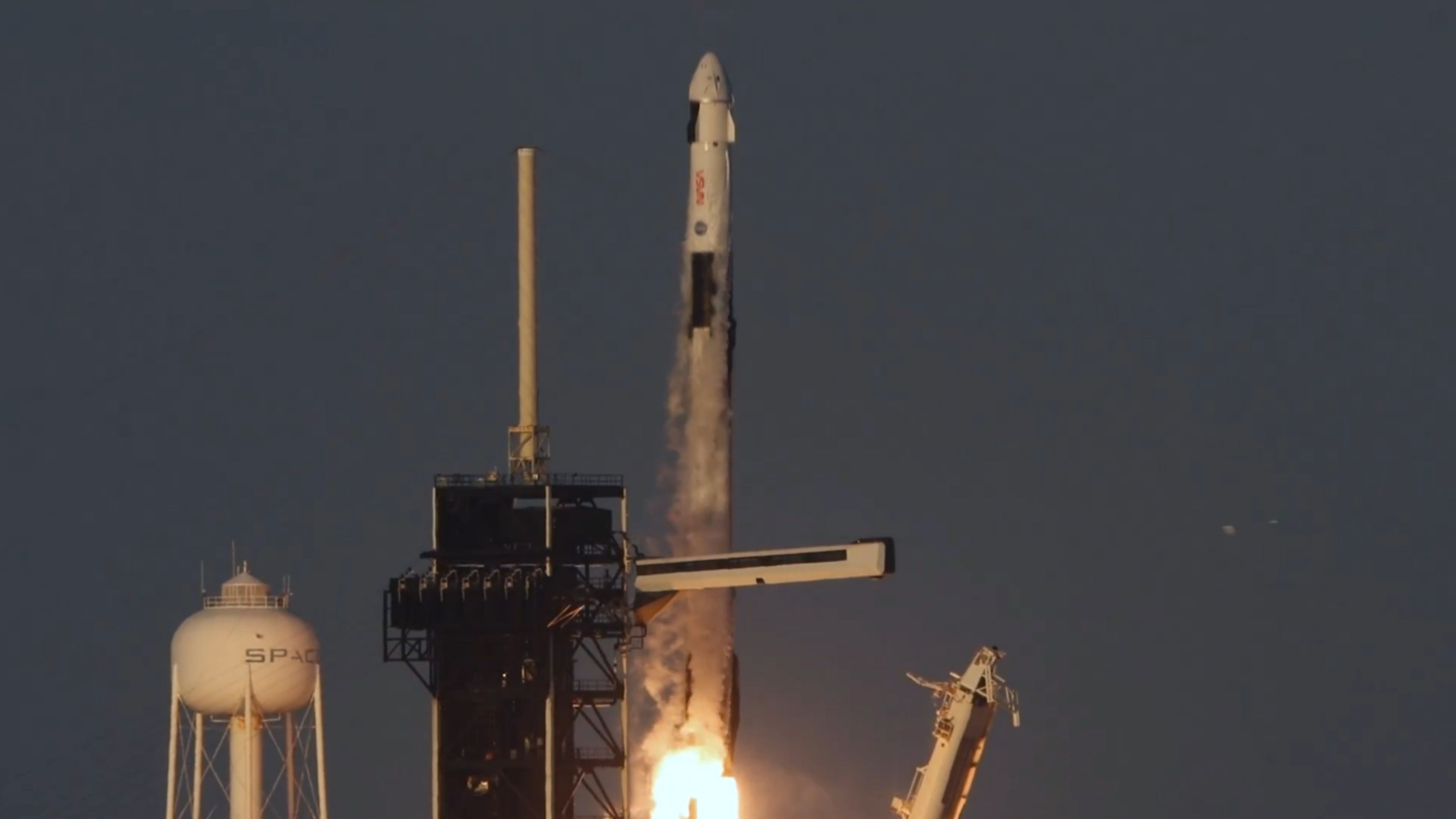 美国SpaceX龙飞船首次载人发射成功,对中国会有...