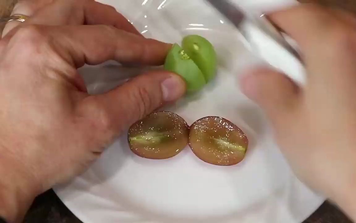 两颗葡萄放进微波炉为什么会爆炸？...