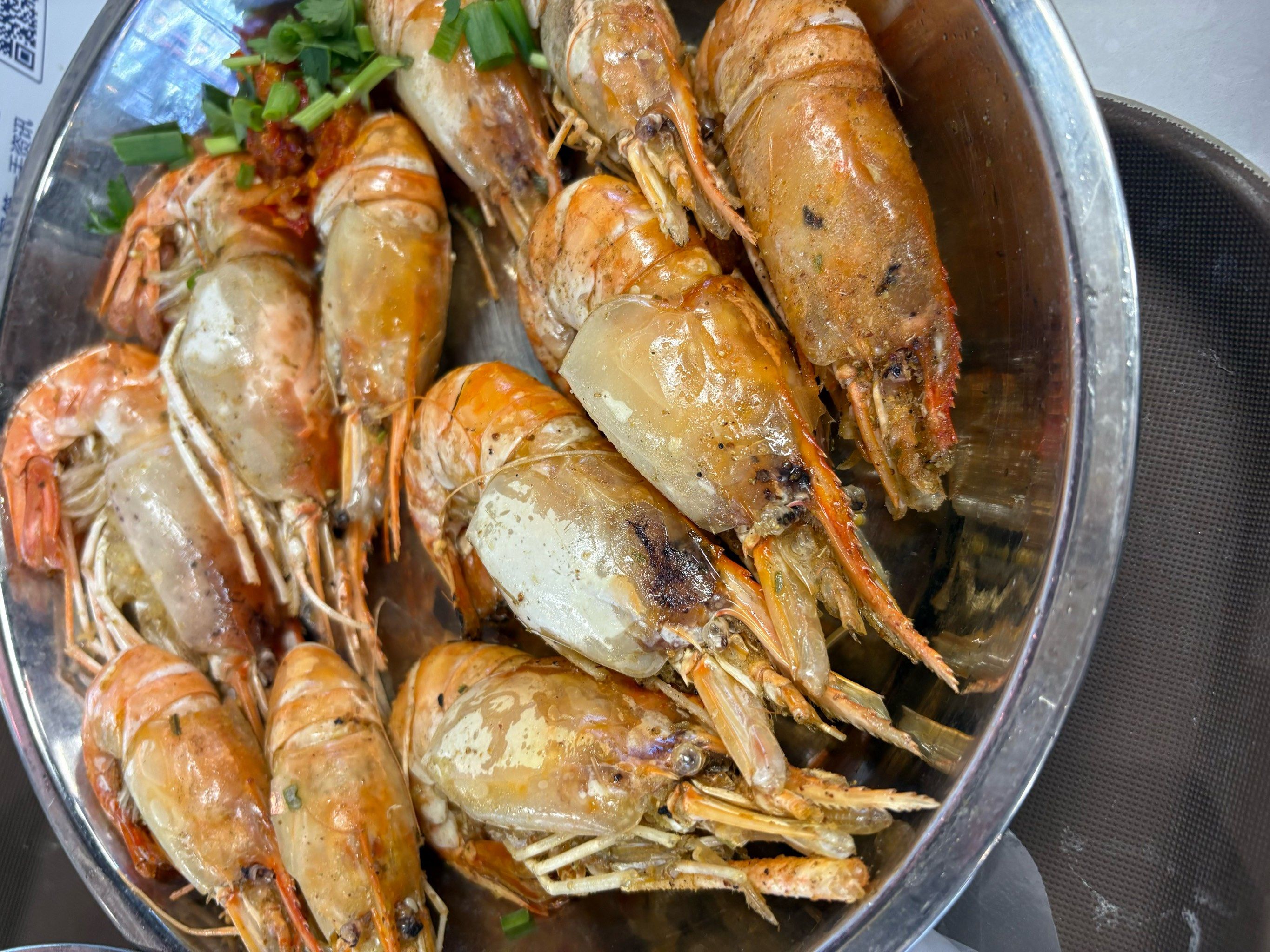 虾头变黑就是不新鲜了吗?...