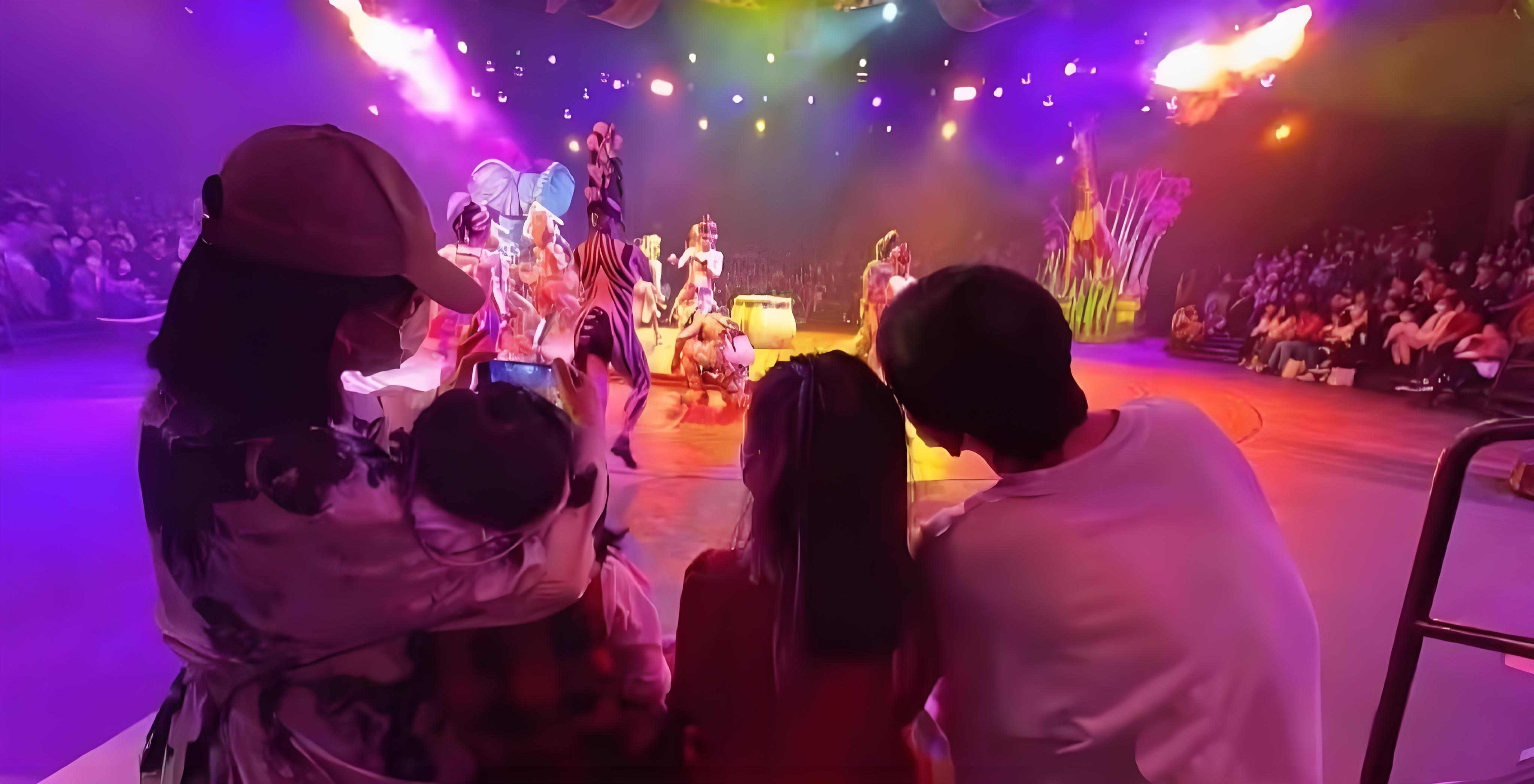 明星晒娃引热议 家长炫耀孩子是否合适