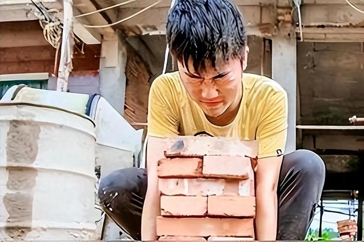 搬砖农民工过着怎样的生活？...