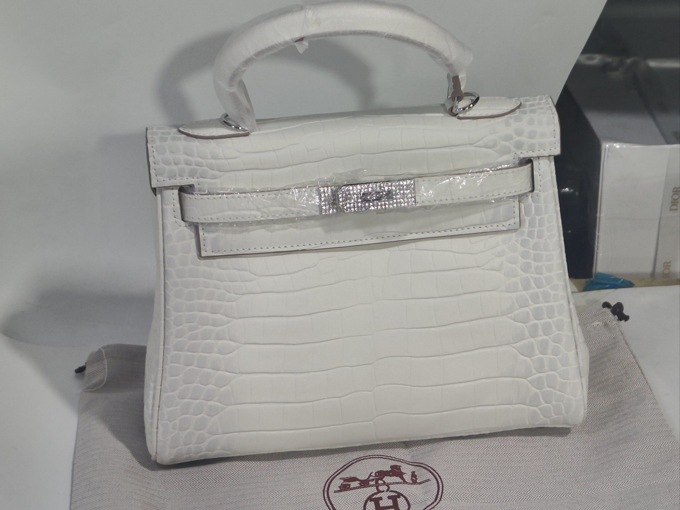 奢侈品海外降温,本土机会来了?...