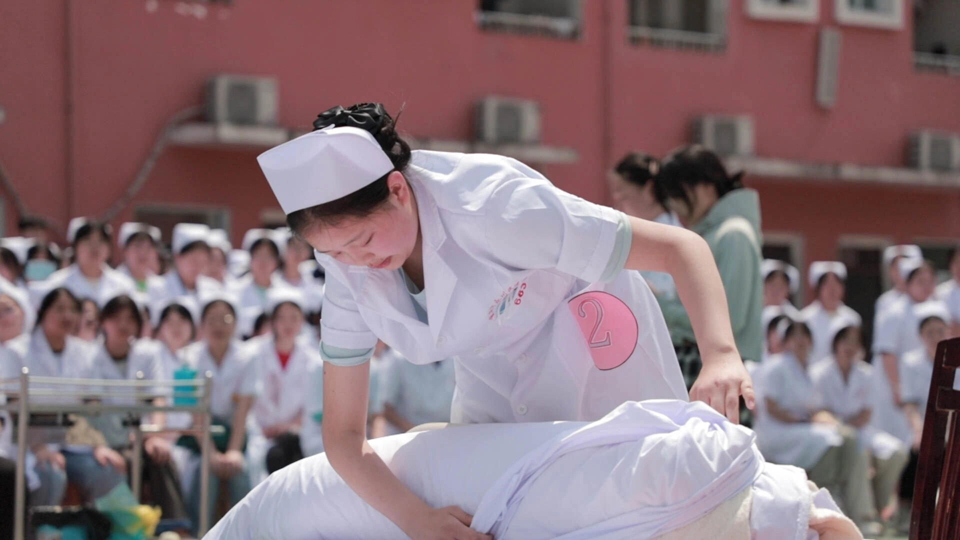 包头卫校女孩为何用暗语交流？_揭秘00后医护生的压力突围术