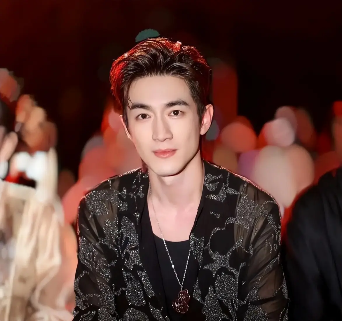 偶像的崩塌公众人物扒皮之殇...