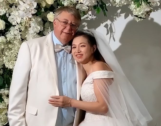 外国老人怎么带孙子？...