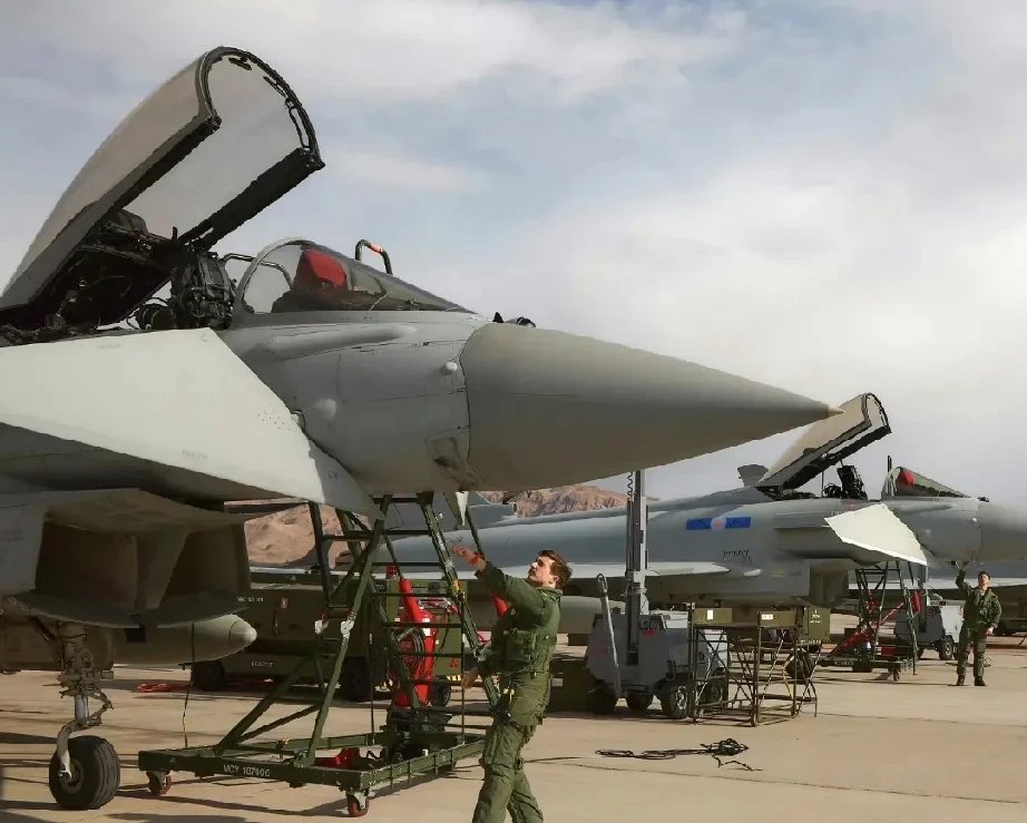 战机登机梯设计差异 俄罗斯飞行员彪悍风格