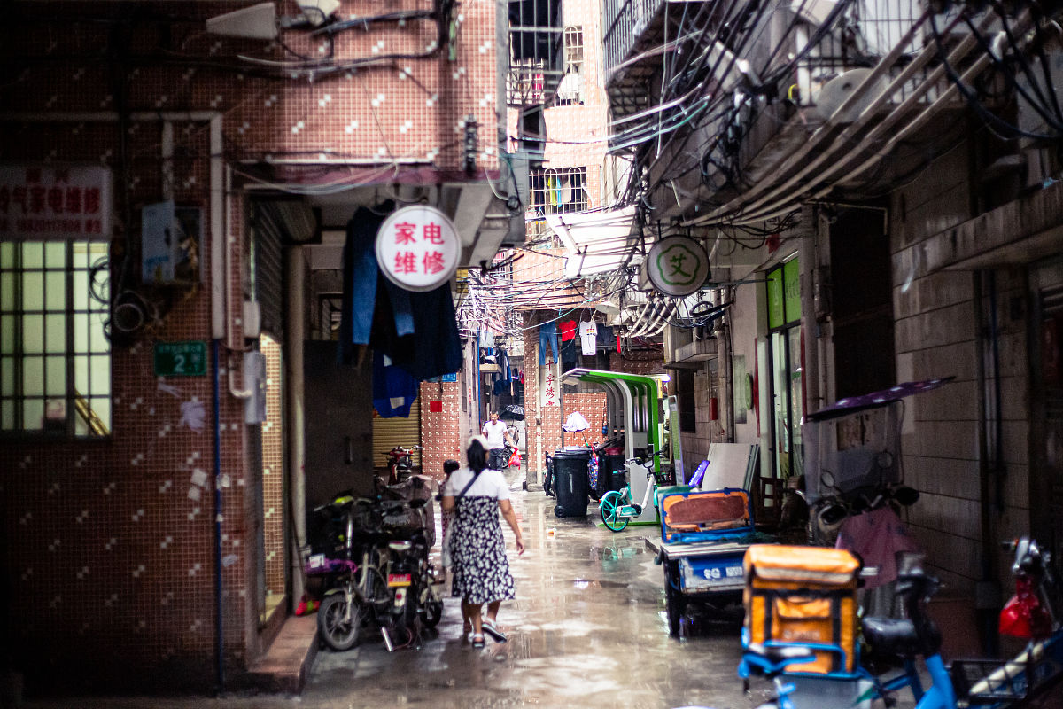 城中村生活里的生存智慧：花200元的二爷和背后的故事