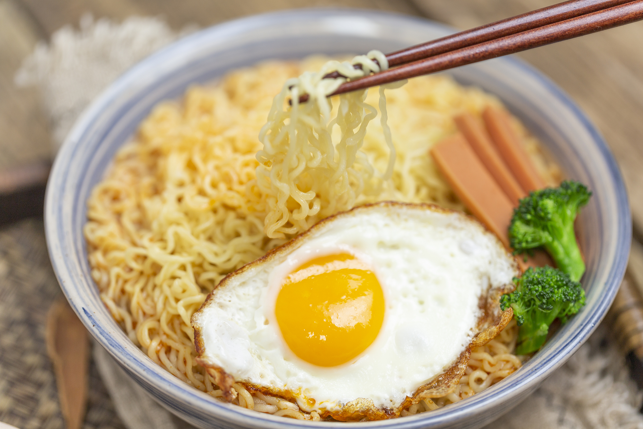 在非洲，吃泡面是身份和财富的象征...