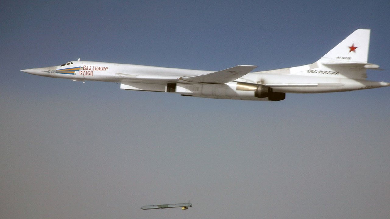俄罗斯图160轰炸机复产难度 战略威慑与北极巡航真相