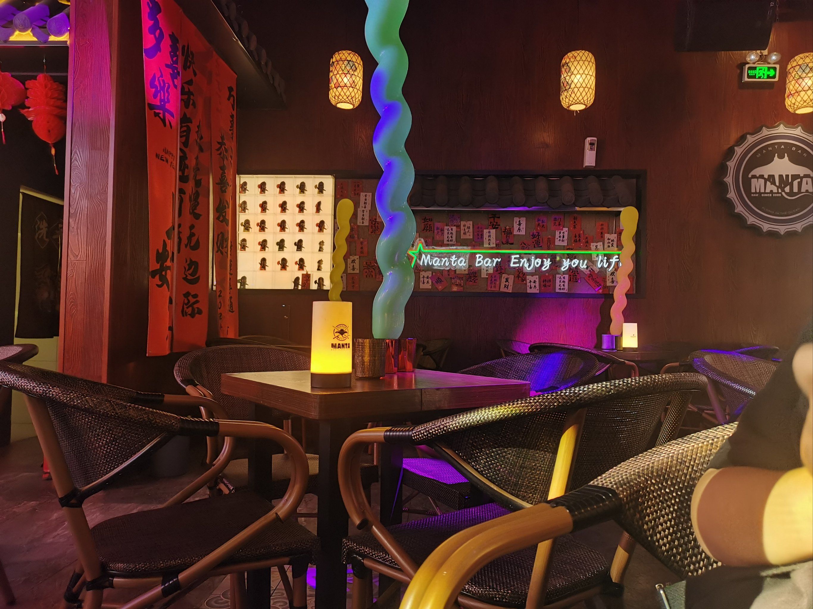 从盖碗茶到电子霓虹:一座城市的夜间生存样本观察