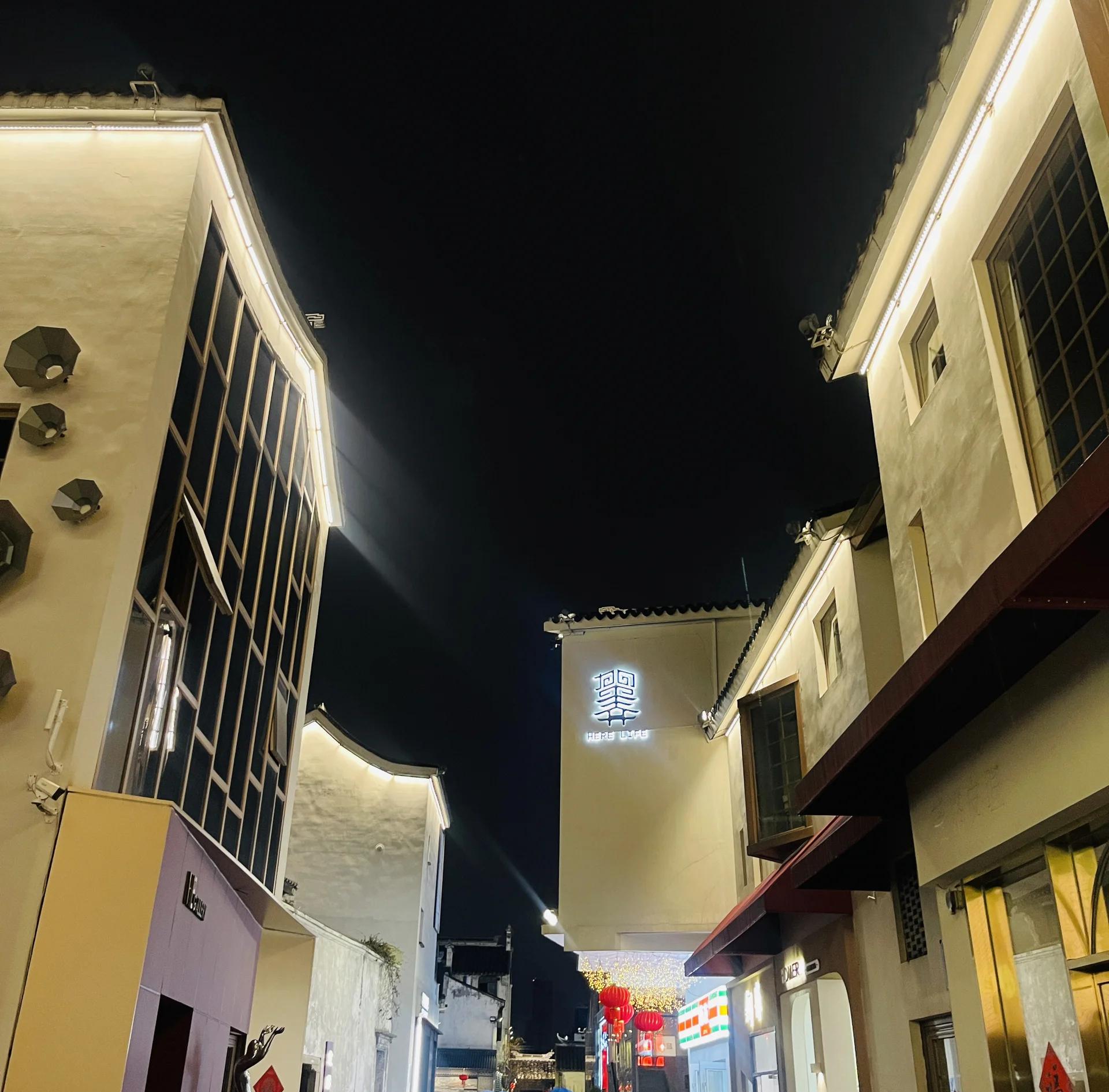 深夜重庆巷弄爱情:150元能买到的温暖真相