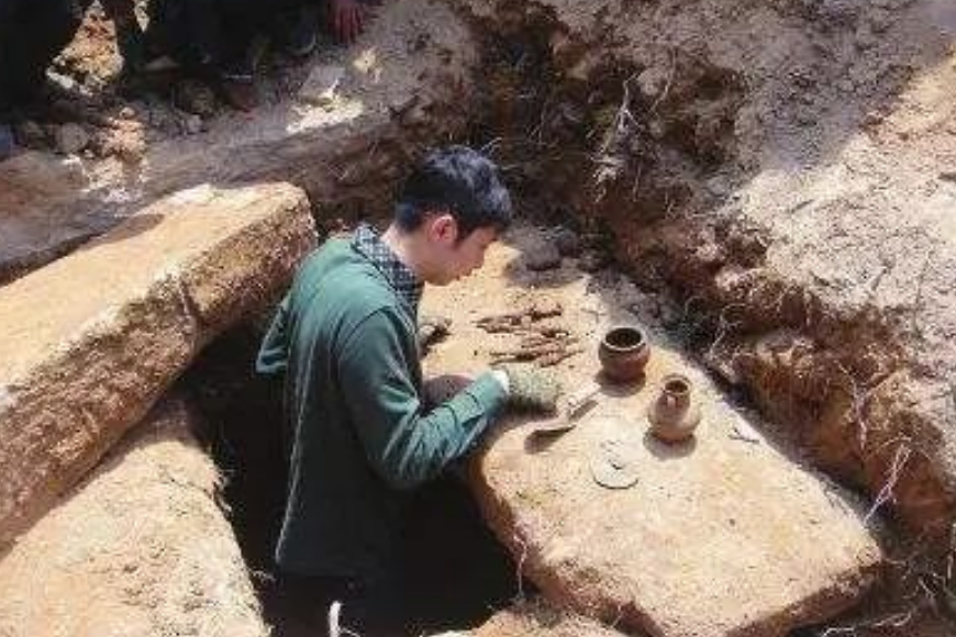 铁器时期的怪异墓葬长啥样？...